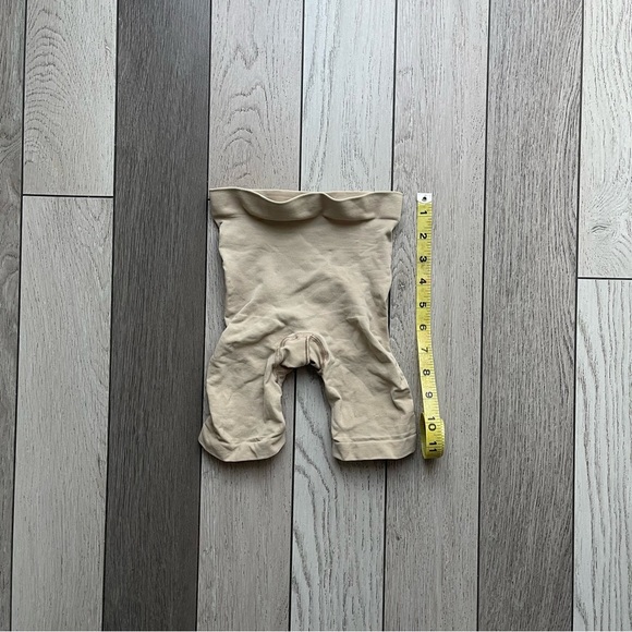 SKIMS Bodysuit Set in Cream - Picture 8 of 10